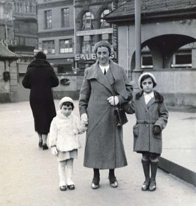 This photograph was taken in the centre of Frankfurt am Main on March 10, 1933. It is the last photograph Otto Frank takes before the family leaves Germany.
